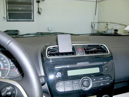 Monteringsbygel på instrumentpanelen i en Mitsubishi Space Star.