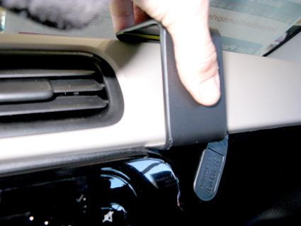 Monteringsbygel för Fiat Panda, placeras vid luftutloppet.