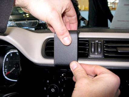 Montering av en justerbar bygel på en Fiat Panda-dashboard.