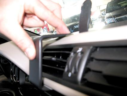 Monteringsbygel för Fiat Panda som fästs på luftutloppet.