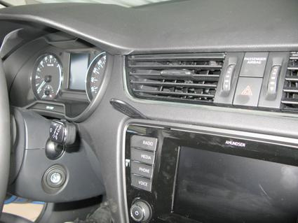 Instrumentbräda med ratt, mätare och infotainmentsystem.