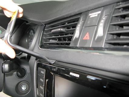 Verktyg används för att ta bort en del av instrumentbrädan i en Skoda Octavia.
