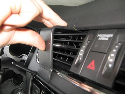 En hand justerar luftutblås i Skoda Octavia 13-15.