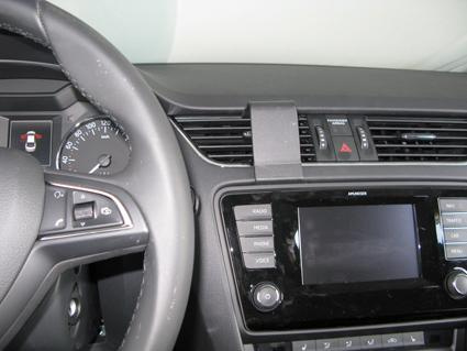 Instrumentbräda med monitorskärm och kontroller för Skoda Octavia.