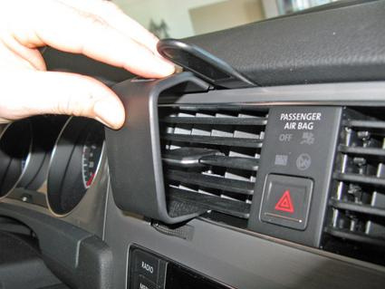 En hand som justerar luftutloppet i en Volkswagen Golf VII 13-15.