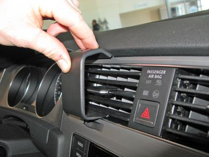 En hand justerar luftventilen i en Volkswagen Golf VII.