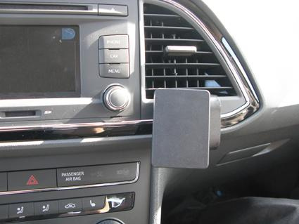 En bilstereomodul med luftventilationsfäste för Seat Leon 13-15.