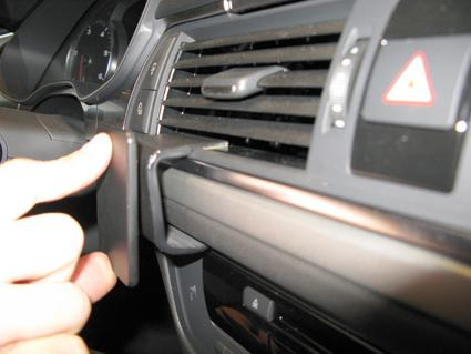 En hand som justerar en luftventil i en Audi A6-inredning.