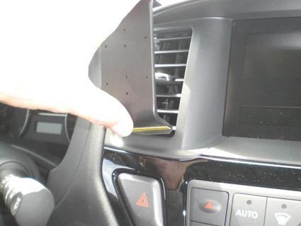 Del av instrumentpanel i en Nissan Pathfinder, med hand som justerar luftventil.