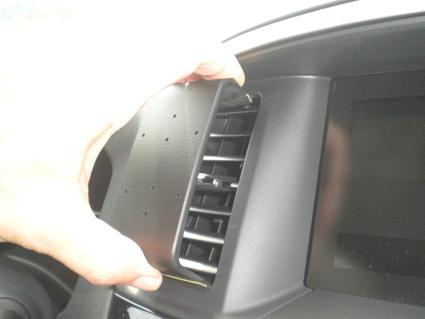 En hand håller en avlägsnad luftventil från en Nissan Pathfinder.