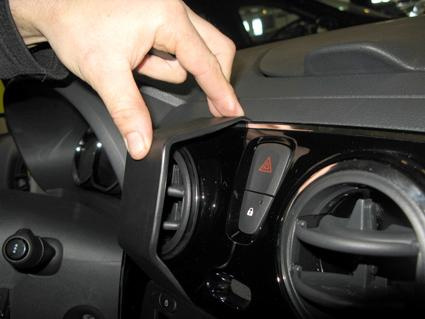 Montage av ProClip i Dacia Lodgy, centralt på instrumentbrädan.