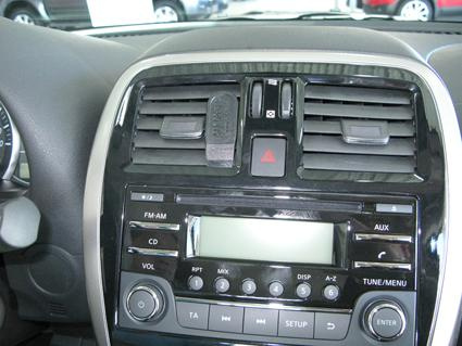 Monteringsbygel för bil, centrerad på luftventil. Passar Nissan Micra 14-15.