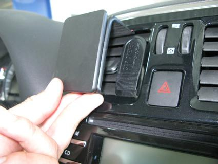 Monteringsbygel fästs på bilens kontrollpanel för att hålla enhetsankare.