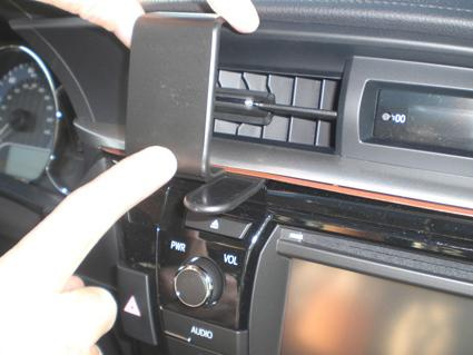 Monteringsbygel för ProClip, centrerad, i en Toyota Corolla 14-15.
