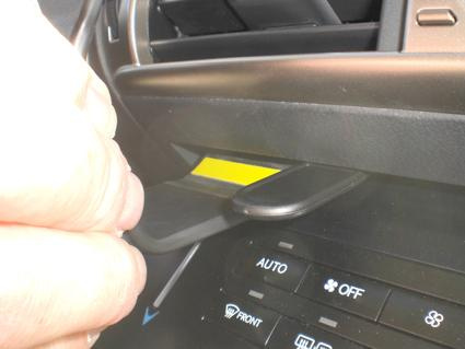 Monteringsbygel för ProClip i Lexus IS, centrerad, installation i bilens interiör.