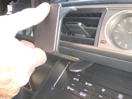 Monteringsbygel för ProClip, installerad nära luftventil och mätare i bil.