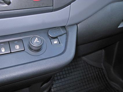 Knappar och kontroller i bilen, troligtvis för körning och säkerhet.