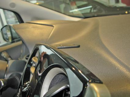 En monteringsbygel på instrumentbrädan i en Nissan Note.