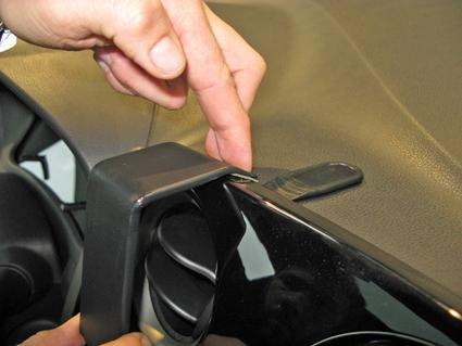 Monteringsbygel för Nissan Note, centreras med fingeransats.