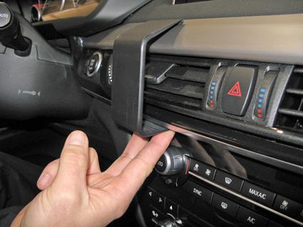 Monteringsbygel installeras på luftutlopp i BMW X5/X6.