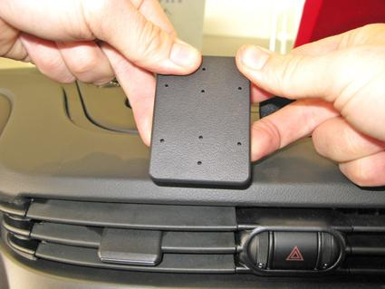 Hantag med hål för montering på instrumentpanelen i Alfa Romeo Giulietta.