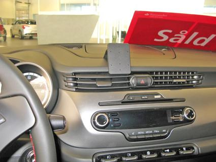 Interiör av en Alfa Romeo Giulietta med fokus på instrumentpanelen.