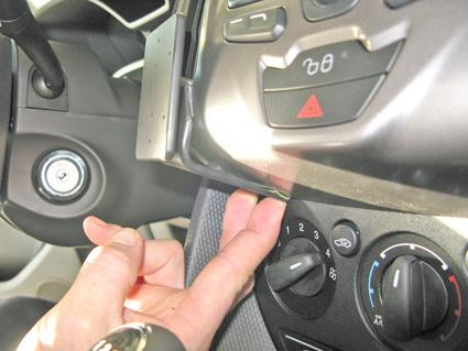 Hand som justerar reglage på instrumentpanelen i Ford Transit Connect.