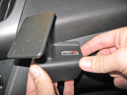 En hållare som fästs på instrumentpanelen för Ford Transit Connect/Tourneo Connect.