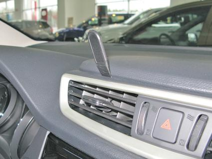 Inredning av bil med luftutlopp och en antenn.