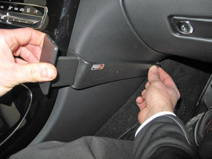 En person drar ut en del av interiören i en Mercedes Benz C-Klass.