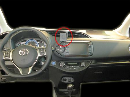 Instrumentbräda i en Toyota Yaris med fokus på mittskärmen och instrumentpanel.