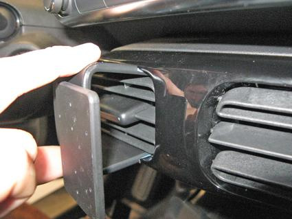 En hand justerar ventilationen i en Citroen C4 Cactus.