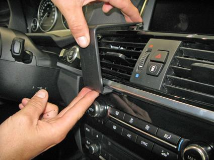 Montering av ProClip på en BMW X3. Händer placerar fäste vid luftventil.