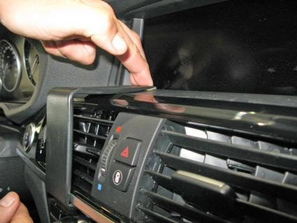 Montering av ProClip-bygel i BMW X3:s instrumentpanel.