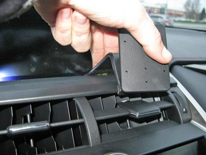 Monteringsbygel sätts på bilens ventilation för att fästa en enhet.