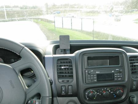 Interiör av Renault Trafic 15-, med instrumentpanel och stereo.