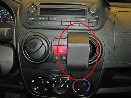 Instrumentbräda med luftventiler och kontroller för klimatanläggning.