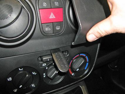 Bild av instrumentbräda med kontroller för klimat och säkerhet i Fiat Fiorino.