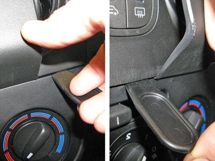 Visar en hand som justerar kontrollknappar på Fiat Fiorino 08-15.