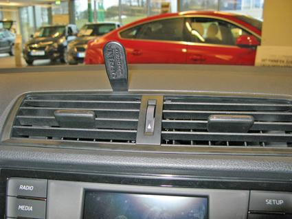 Inredning av bil med luftventiler och infotainmentsystem.