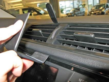 En hand justerar luftutblåset i en Skoda Fabia.