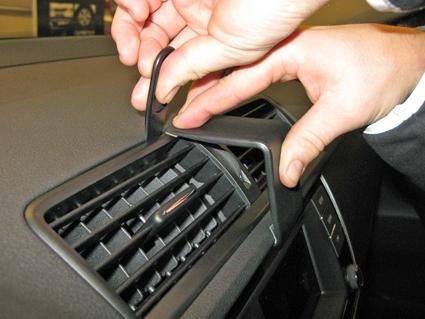 En hand justerar luftriktaren på en Skoda Fabia.