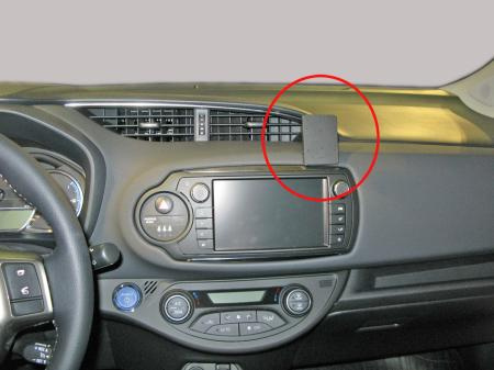 Dashbord i Toyota Yaris med infotainmentsystem och luftventil.