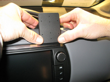 Montering av en centrerad hållare på en Toyota Yaris 15- instrumentbräda.