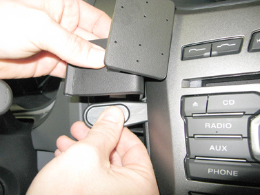 En hand som installerar en hållare på instrumentpanelen i en Ford Ranger.