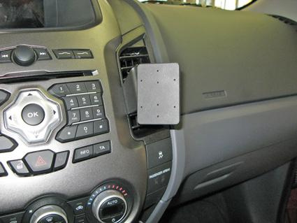 En bilinteriör med bilstereo och en vinklad montering.