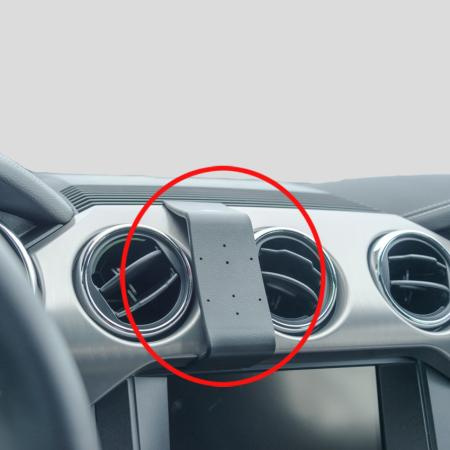 Monteringsbygel för Ford Mustang, fästad på luftutblåsningsgallret.