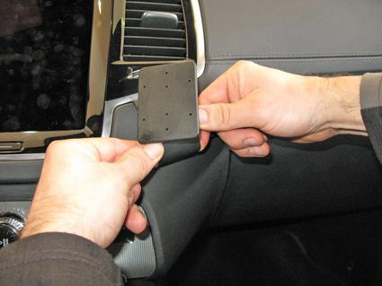 En person installerar en komponent i en Volvo XC90.