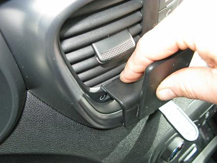 En hand justerar en ventilationsöppning i en Kia Sorento.