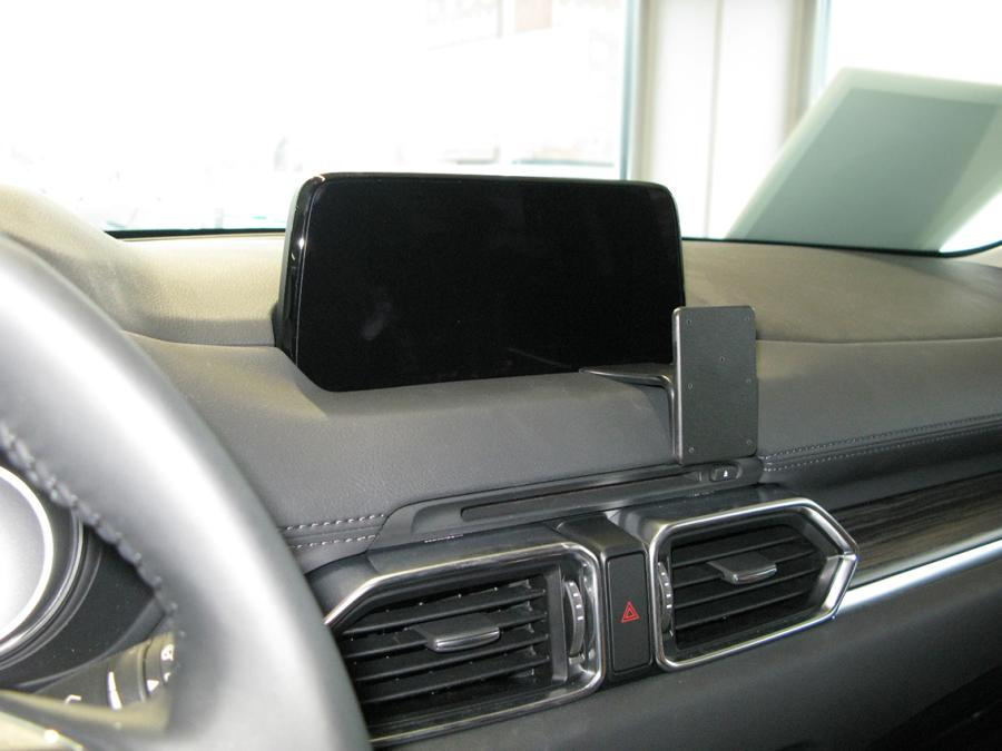 En vinklad hållare för enheten monterad på instrumentbrädan i en Mazda CX-5.